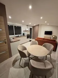 À L'ombre Du Pêcher - 普勒尔蒂