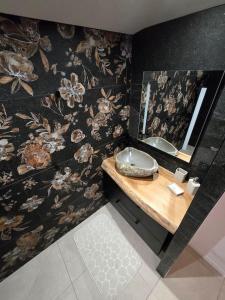 À Lombre Du Pêcher