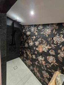 À Lombre Du Pêcher