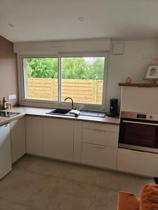 À Lombre Du Pêcher