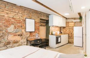 Neat Little Studio with free Parking