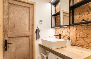 Neat Little Studio with free Parking