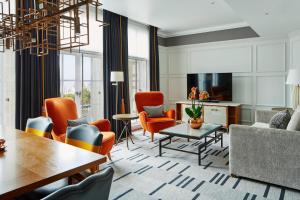 Suite with River View and Lounge Access room in London Marriott Hotel County Hall
