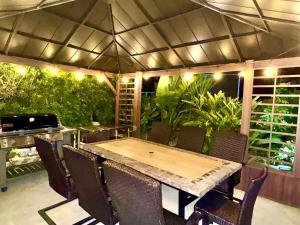 弓ヶ浜海水浴場徒歩1分! 一棟貸別荘! Yumigahama Beach House & BBQ!