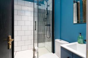 1BR Stylish Flat by HostaraHomes, Near Liverpool Street, Prime London Location, Sleeps up to 4