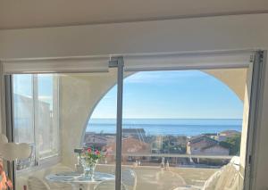 Appartements La Sirene - Loft moderne et lumineux avec vue panoramique sur Mer Mediterranee et port de plaisance : photos des chambres
