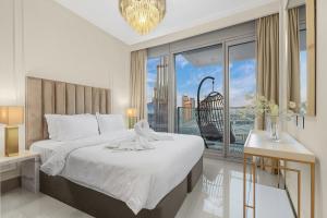 Luxury 3BR with Burj Khalifa Views, Pool, Gym, and Free Parking