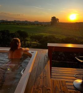 Chalé romântico com jacuzzi e vista do pôr-do-sol