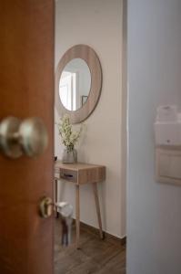 Erato 2 Cosy Apartment by HomeSH