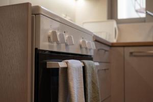 Erato 2 Cosy Apartment by HomeSH