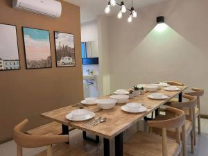 Karpal Singh Drive Seaside Georgetown 4BR-15pax by 3C