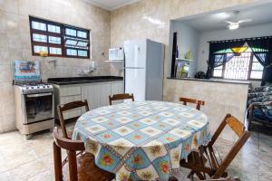 Casa azul, 2 quadras praia-wifi-garagem -churrasqueira e fogão a lenha - Aceita Caes -Caiçara-Praia Grande