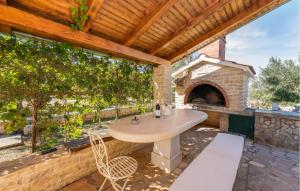 Awesome Home In Prosika With Wifi 