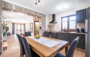 Gorgeous Home In Roc With Wifi 
