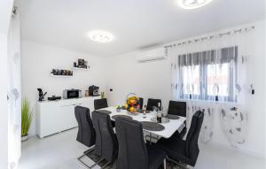 Stunning Home In Maslenica With Wifi