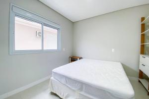 Apto de 2 dorm com suíte na praia de Palmas - 0102