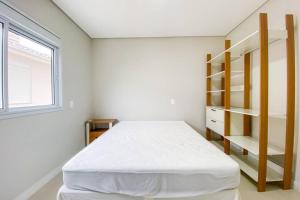 Apto de 2 dorm com suíte na praia de Palmas - 0102