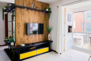 Apto 2 Dormitórios sendo 1 Suíte na Praia! - 0106