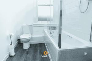 Court Street by CENTRAL SERVICED APARTMENTS - 1 Bedroom - Walk Away to Transport Links - Family Neighbourhood - Fully Equipped - Modern - Parking - Monthly Stays Welcome - Ideal for Exchange Students or Contractors for Short Stays
