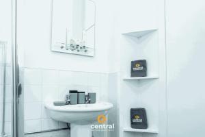 Court Street by CENTRAL SERVICED APARTMENTS - 1 Bedroom - Walk Away to Transport Links - Family Neighbourhood - Fully Equipped - Modern - Parking - Monthly Stays Welcome - Ideal for Exchange Students or Contractors for Short Stays