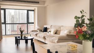 Eastern Hub - Bund Branch Quality Renovated Luxury 3Bedroom, Spacious Living Room Fully Equipped Haiyue Garden