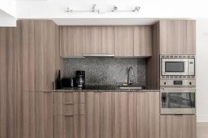 Practical Condo Downtown 3 Beds UofT