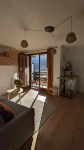 Cosy studio - vue imprenable sur les montagnes - 埃姆布能
