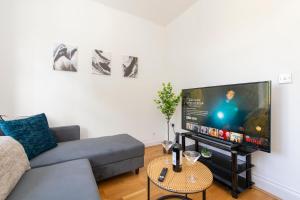 Ealing Gem 3 Bath, 2 En-Suite Flat with Parking