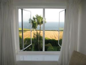 Foss Cottage coastal property with wonderful sea view