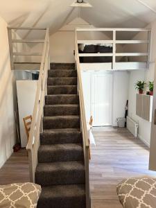 Studio with 3 beds- 20 min from London Bridge and Gatwick Airport