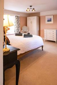 Delightful thatched cottage close to the sea