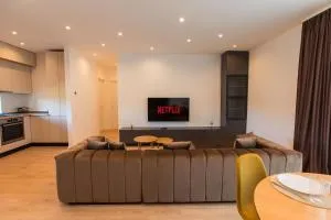 Roots Three - Modern Lakeview Apartment - Bucureştii Noi