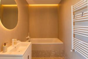 Roots Three - Modern Lakeview Apartment