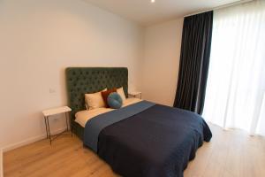 Roots Three - Modern Lakeview Apartment