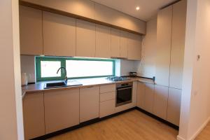 Roots Three - Modern Lakeview Apartment