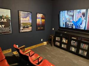 Secluded with Hot tub, Pool table, Arcade, Fishing andTheater Room