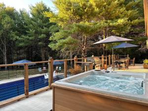 Secluded with Hot tub, Pool table, Arcade, Fishing andTheater Room