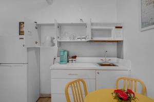 Relaxing City Getaway 1BR, Sleeps 4, Sun Deck