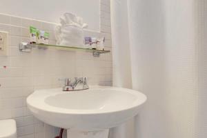 South Beach Retreat Walk to Beach, Sleeps 2