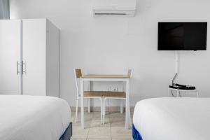 South Beach Chic Studio Retreat sleeps 4