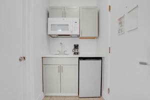 South Beach Chic Studio Retreat sleeps 4