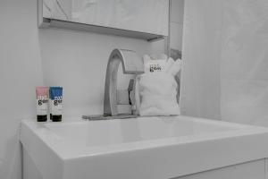 South Beach Chic Studio Retreat sleeps 4