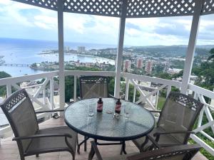 OceanBreeze Jamaica Penthouse, 7-Minute Walk to Beach