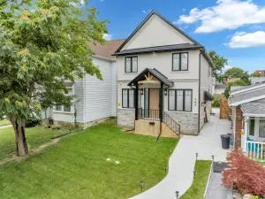 5 Bedrooms Modern Oasis in Downtown Area - Windsor