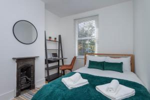 House, Sleeps 6, Close to Raynes Park Station