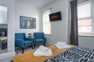 House, Sleeps 6, Close to Raynes Park Station