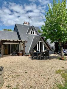 Maison champêtre avec vue sur un étang