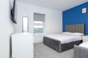 Modern 4 Bed House with Pool Table