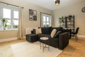 Modern 4 Bed House with Pool Table