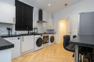 Modern 4 Bed House with Pool Table